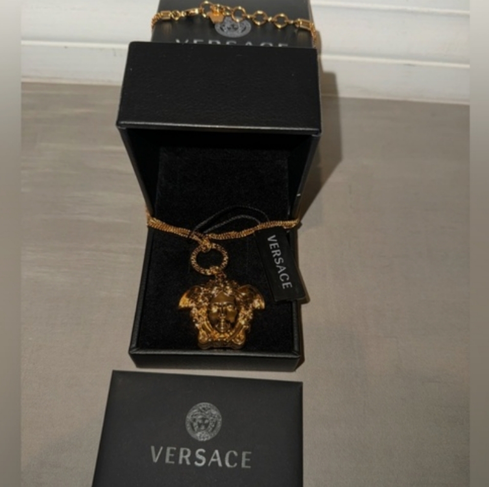 Versace La Medusa/Greca Ring Necklace!/ BNWT